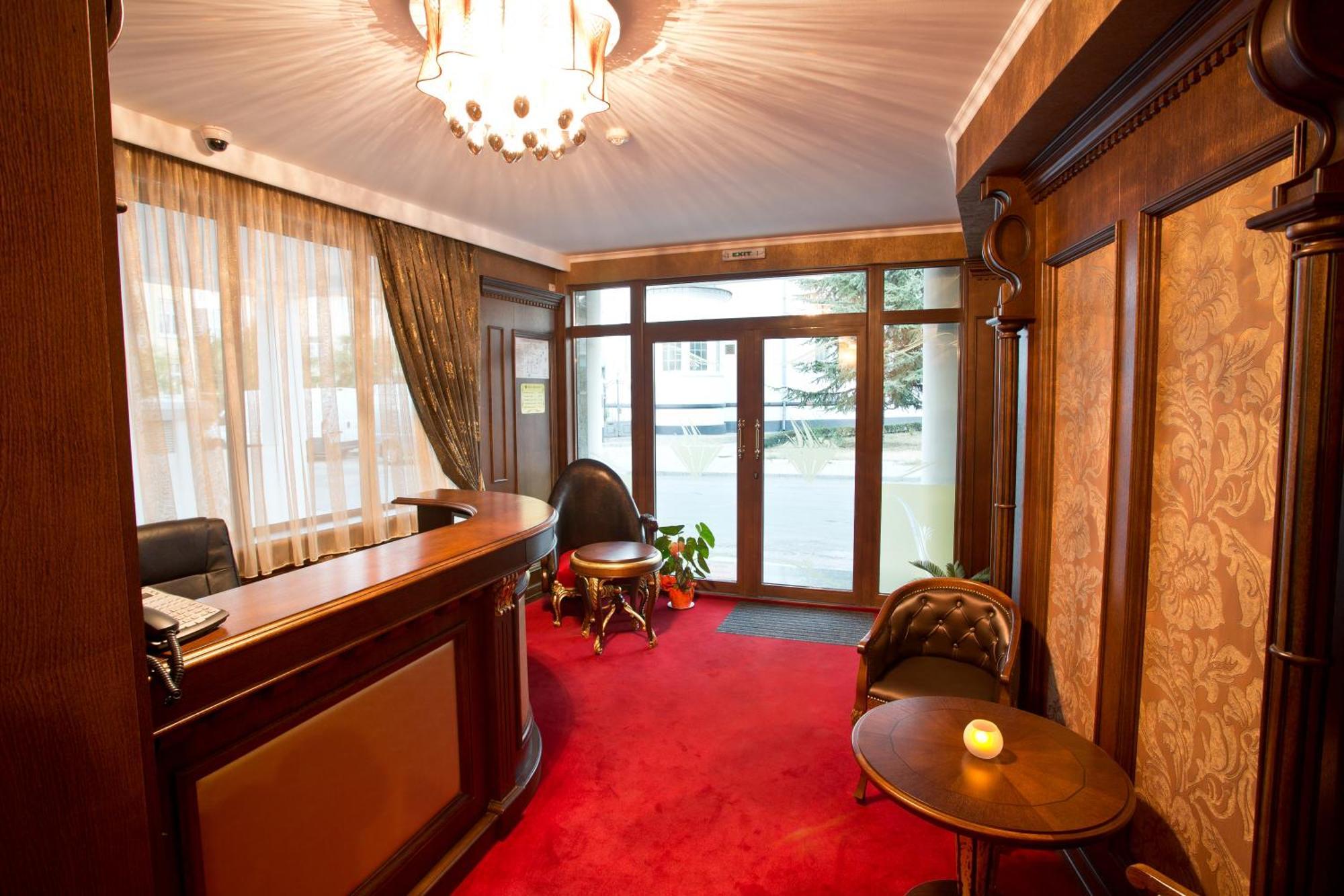 Hotel Diamond Казанлык Экстерьер фото
